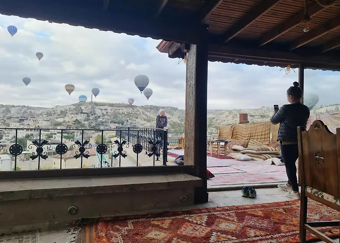 Vineyard Cave מלון